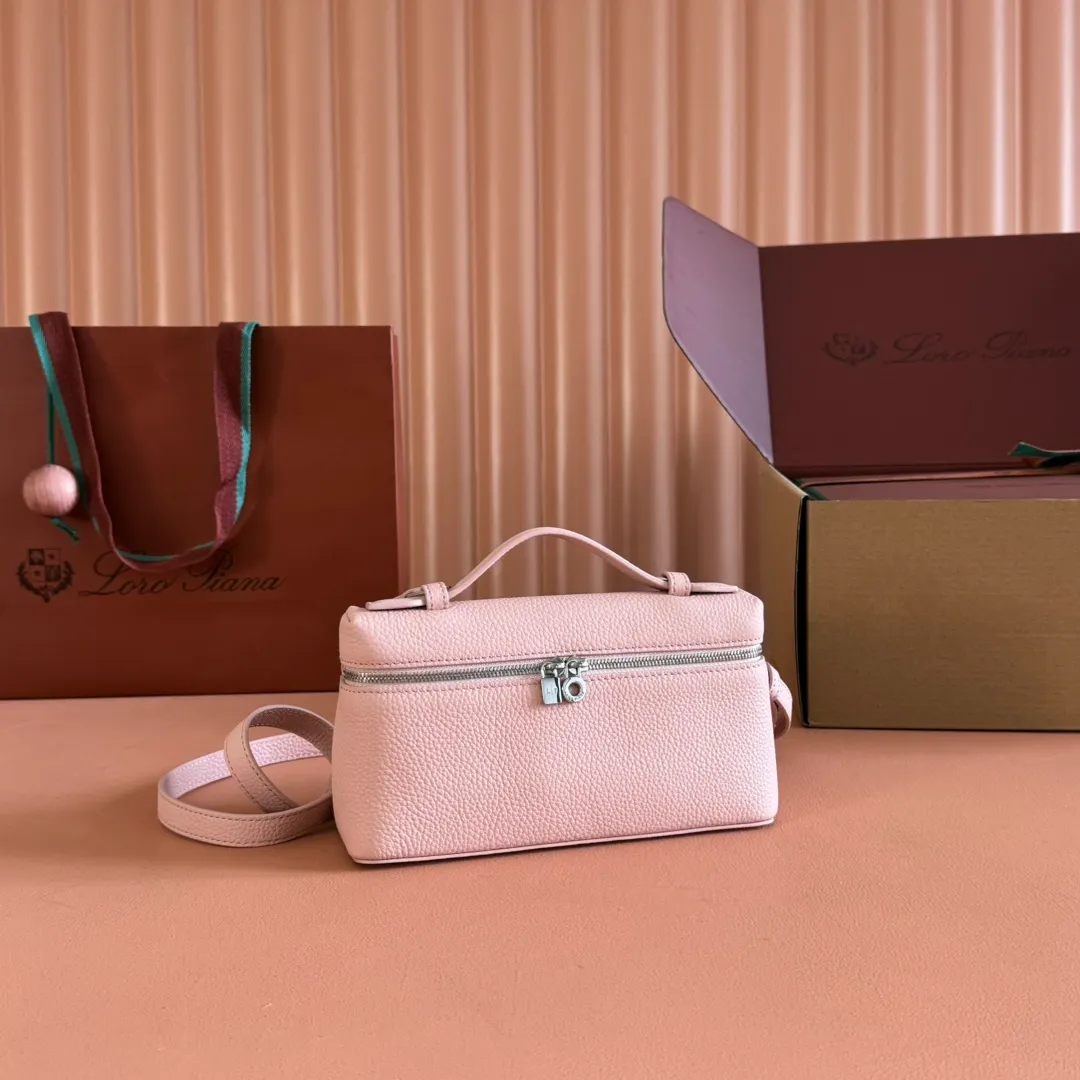p1160💋💋💋【Original leather configuration counter complete set of packaging】 𝐋𝐨𝐫𝐨 𝐏𝐢𝐚𝐧@ Extra pocket L19 series handbag/crossbody bag, all steel, the most comfortable life is the undefined life, just like loro The material design of pian@ does not require complicated design styles. The simple and soft outline is elegant and durable, like an exquisite cosmetic case, which perfectly balances appearance and functionality. The leather is delicate and feels as soft as butter. The small bag has a large capacity. It is not only portable with a thin shoulder strap, but can also be worn cross-body. Sisters who have a special liking for minimalist style can buy it. It is simple and versatile. The simpler, the more different. Stars and Instagram celebrities are all planting it. There are two sizes of 19 cm and 27 cm. One is exquisite and casual, and the other is elegant and grand. Size: Small: length 19×width 7×height 12cm (